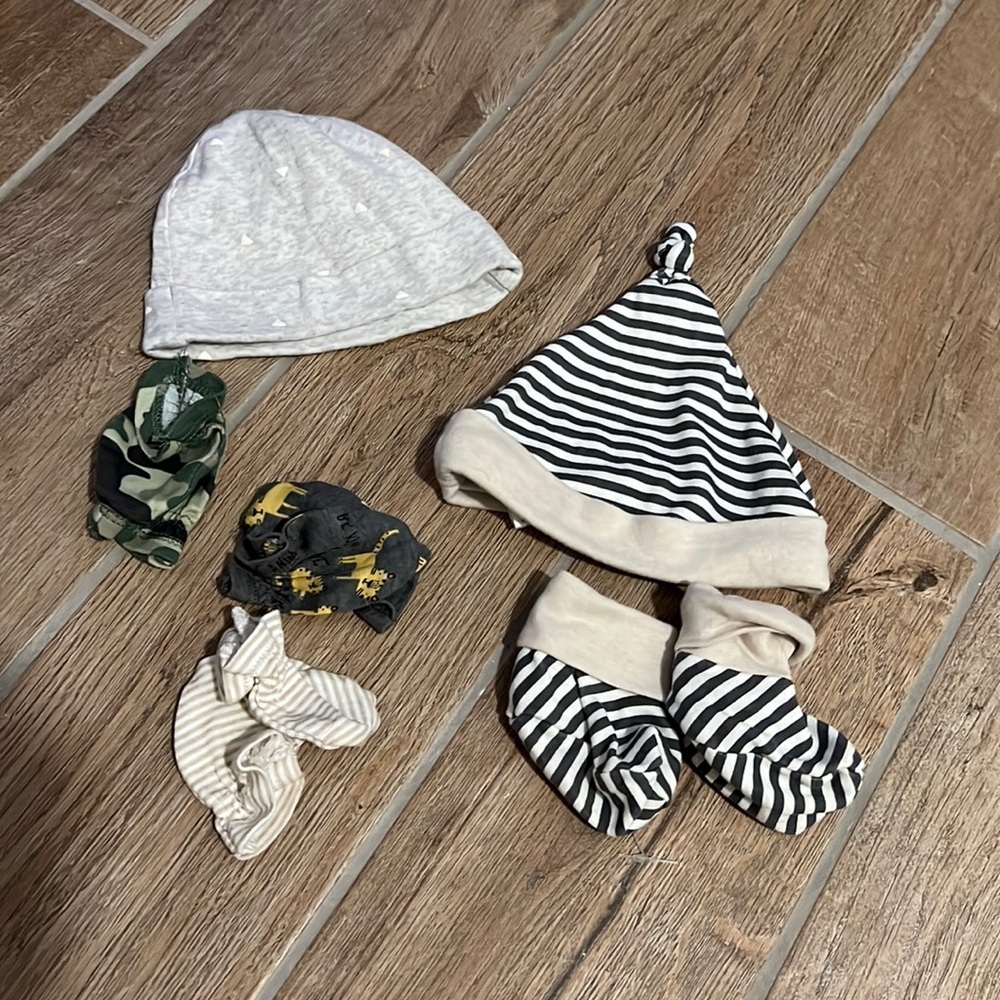 Bundle of 2 baby hats, 3 hand mitts and 1 or of booties, boys 0-6 months